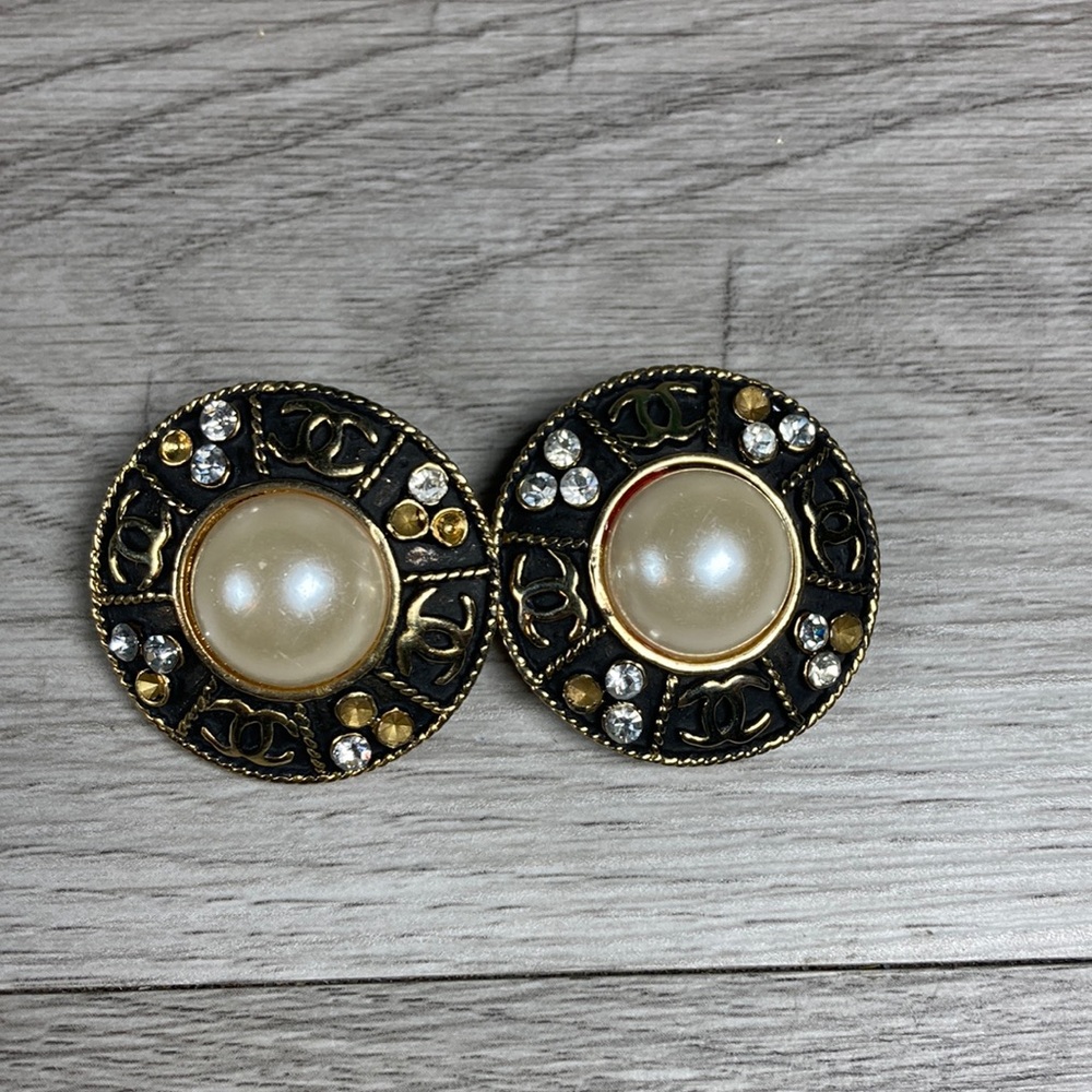 Vintage 1980s CHANEL Clip on Pearl Cabochons and Black Enamel Earrings